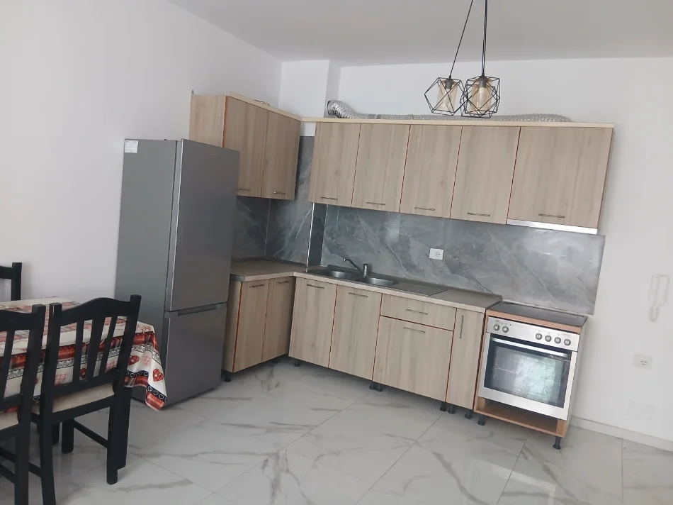 Tirane, jepet me qera 1+1+Ballkon Kati 3, 65 m² 40.000 € (Rruga alesandria)