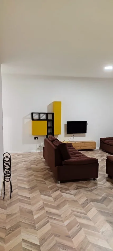 Tirane, jepet me qera apartament 2+1+Ballkon Kati 4, 120 m² 500 € (rruga 5 Maj)
