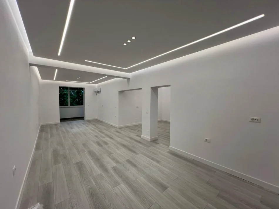 Tirane, jepet me qera ambjent biznesi Kati 2, 80 m² 1.000 € (Rruga e Barrikadave)