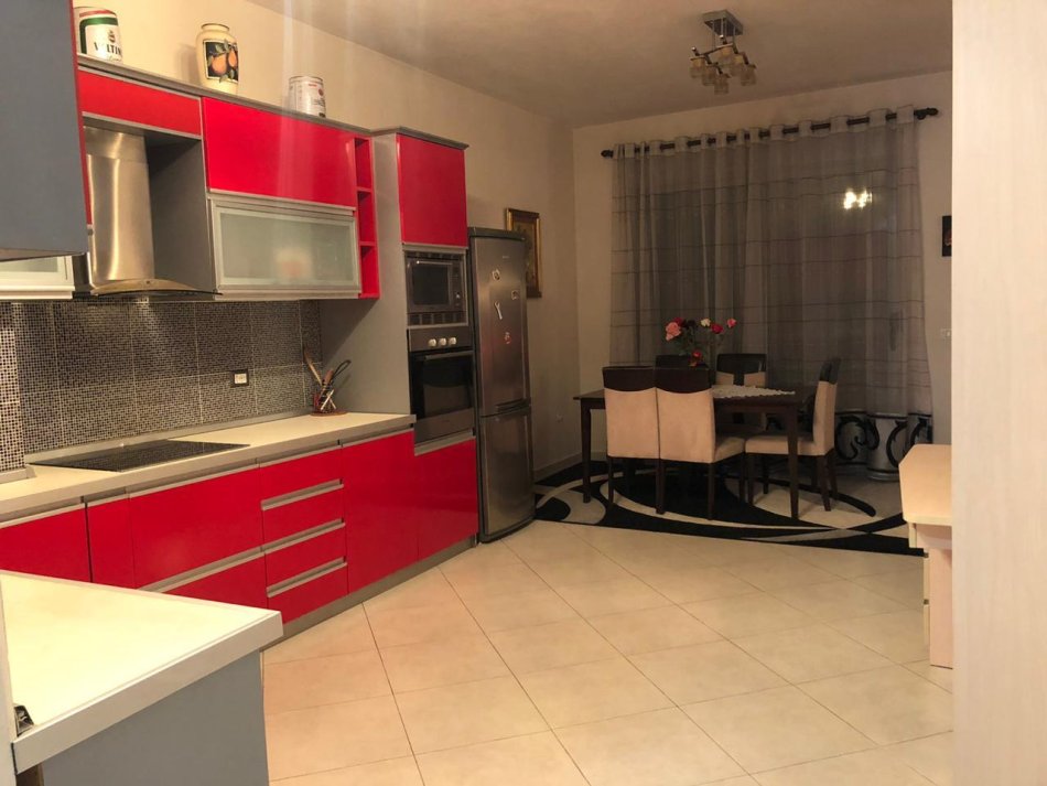 Kerkojme 2 goca per ndarje qeraje. Gocat do kene dhomen dhe banjon e tyre. Te jene te rregullta. Apartament 2+1+2, Kati 4,me ashensor. Rruga selman riza. 500 € (125 secila).