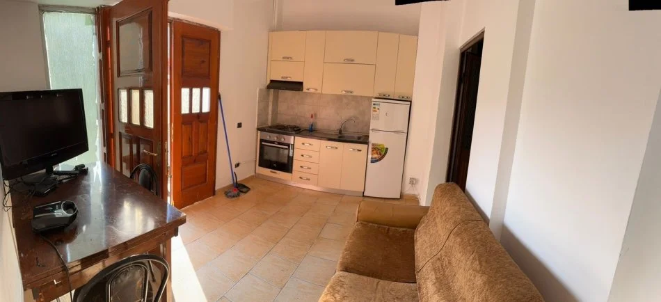 Tirane, jepet me qera 1+1 , 300 € 