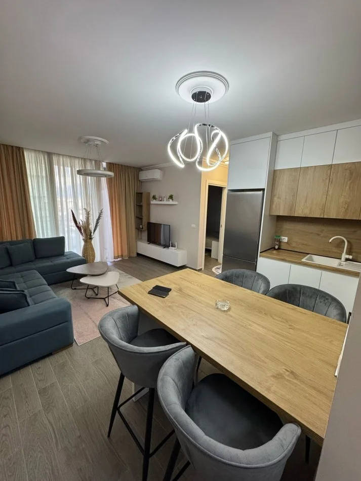 Tirane, jepet me qera apartament 2+1+Ballkon Kati 7, 100 m² 750 € 