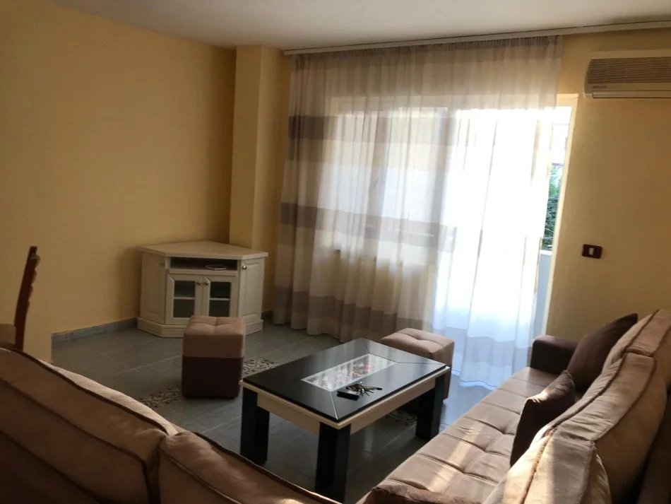 Tirane, jepet me qera apartament 1+1+Ballkon Kati 2, 65 m² 450 € (rruga Komuna Parisit)
