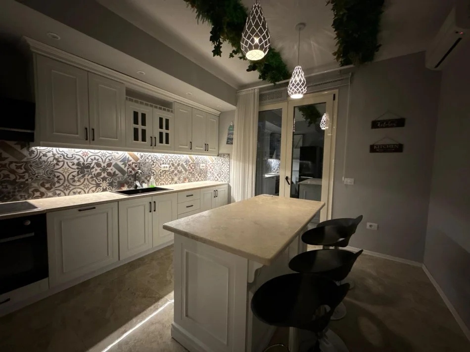 Tirane, jepet me qera apartament 3+1+Ballkon Kati 2, 192 m² 1.200 € (RRUGA BLLOKU I VILAVE)