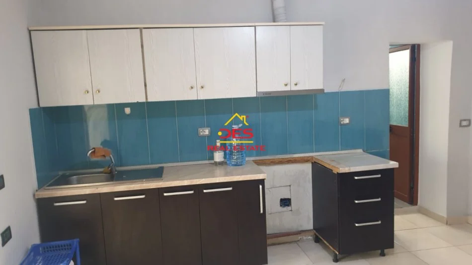 Vlore, jepet me qera shtepi 2+1+Ballkon Kati 0, 85 m² 300 € (Rruga Sadik Zotaj)