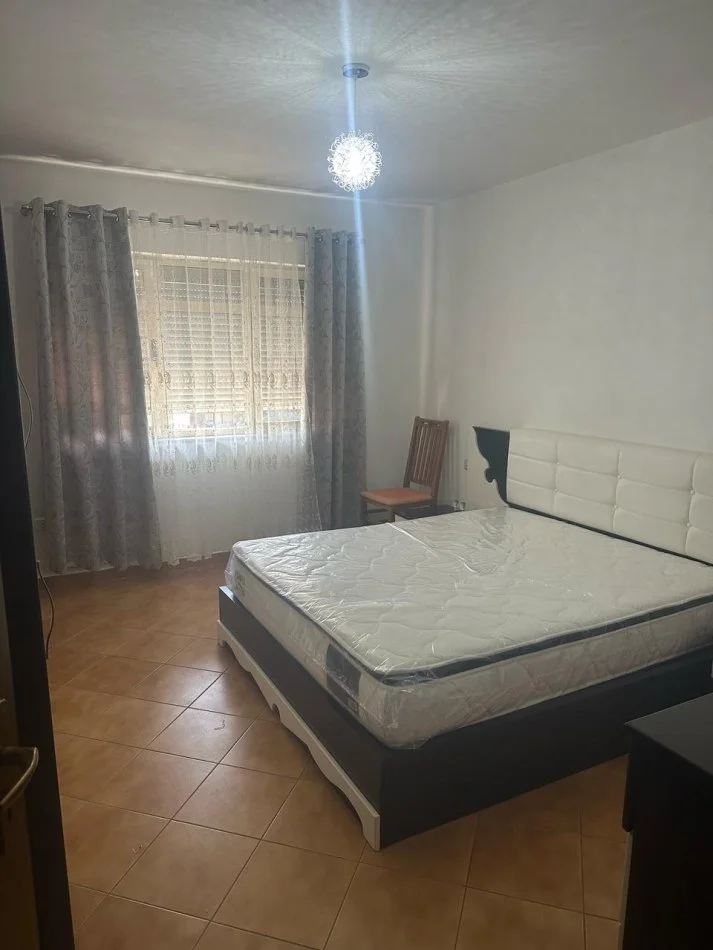 Tirane, jepet me qera apartament 2+1+Ballkon Kati 4, 92 m² 450 € (Kthesa Kamzes)