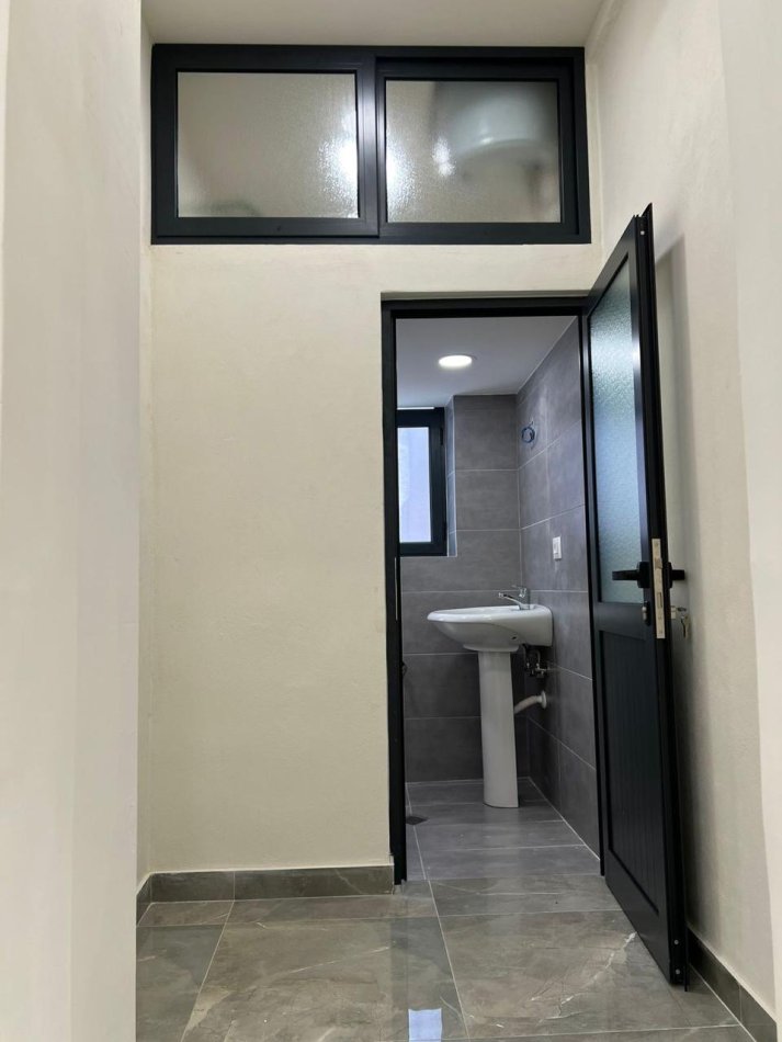 Tirane, shitet dyqan Kati 0, 70 m² (Tirane e Re)