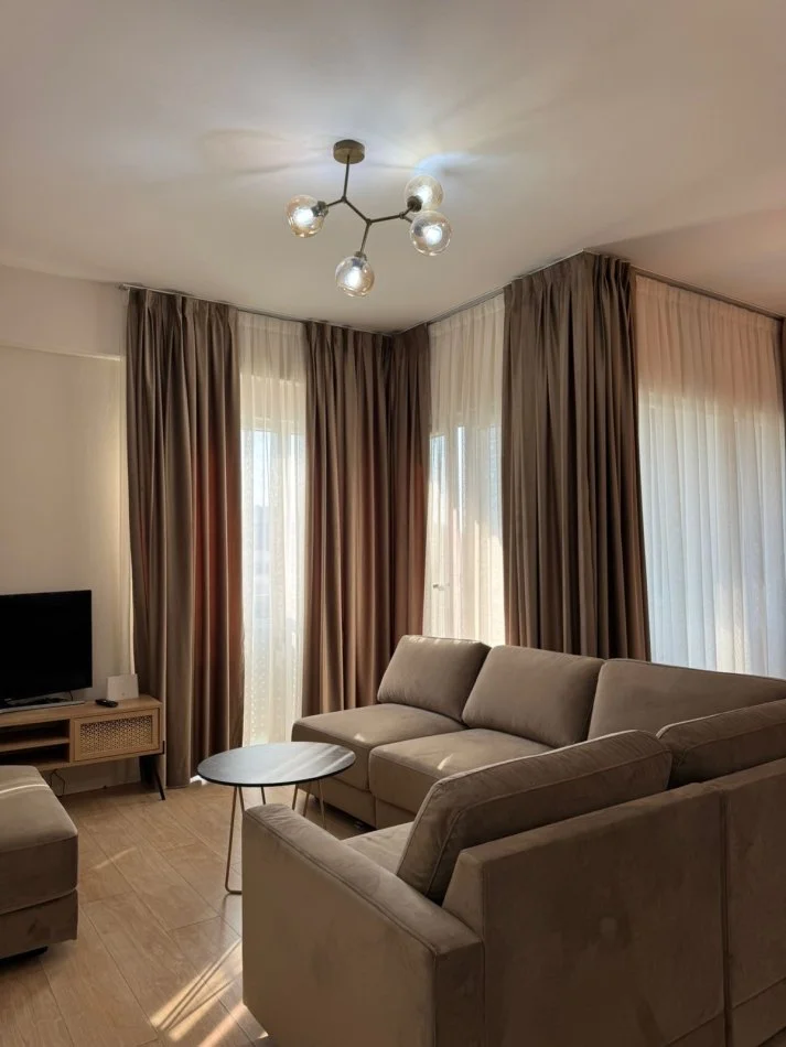 Tirane, jepet me qera apartament 2+1+Ballkon Kati 4, 110 m² 1.500 € (Rruga e Kosovareve)