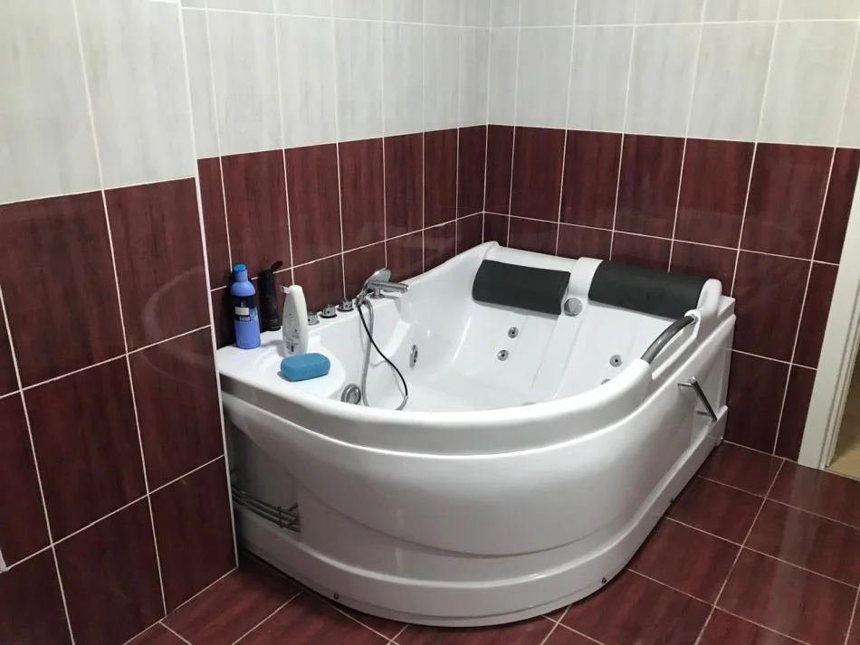 Tirane, jepet me qera 2+1+Ballkon , 136 m² 700 € (tek Liqeni Thate)