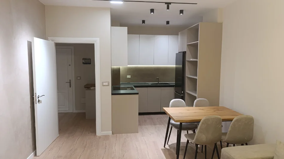 Tirane, jepet me qera apartament 1+1+Aneks+Ballkon Kati 7, 75 m² 750 € (ish parku i autobusave)