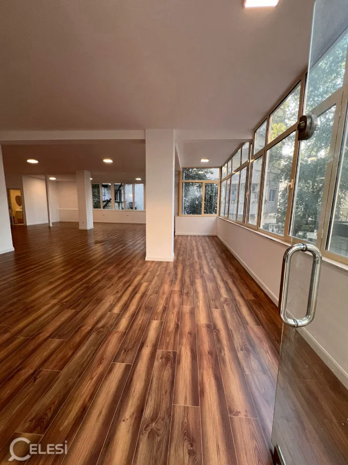 Tirane, jepet me qera ambjent biznesi Kati 2, 150 m² 1.800 € (LIQENI ARTIFICIAL)