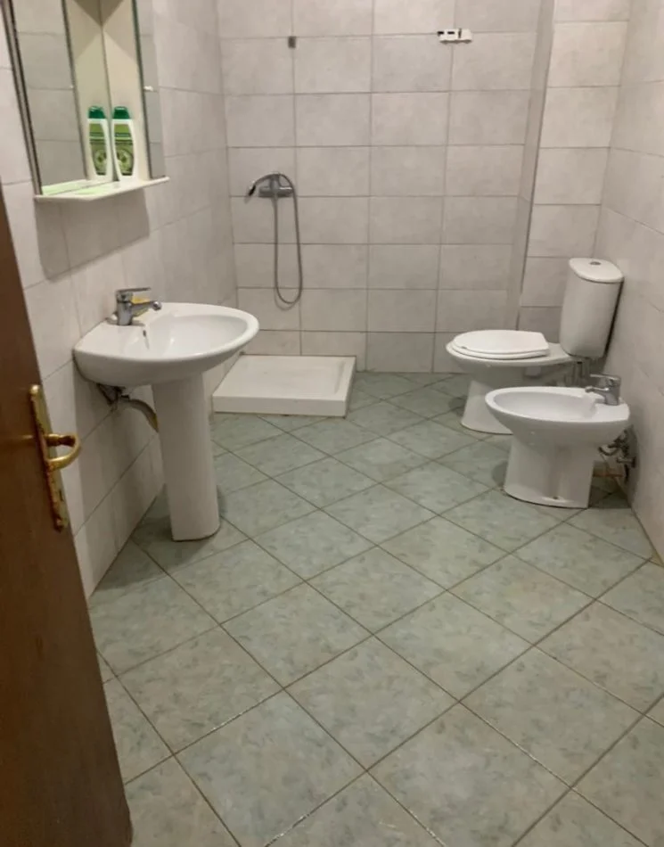 Durres, jepet me qera apartament 1+1 Kati 2, 70 m² 300 € (Qera Apartament Sistemin 1+1 Karburant Iliria Plazh)