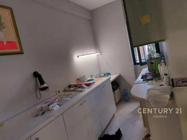 Jepet me qira apartament 1+1  67 m² 450 Euro tek rruga e Kavajes, mbrapa lidhjes se shkrimtareve!