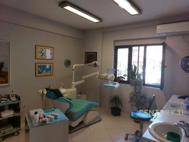 Jepet me qira apartament 1+1  67 m² 450 Euro tek rruga e Kavajes, mbrapa lidhjes se shkrimtareve!