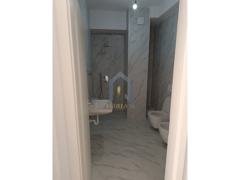 Tirane, jepet me qera dyqan Kati 0, 47 m² 250 € (&quot;Rezidenca Kaimi&quot;)