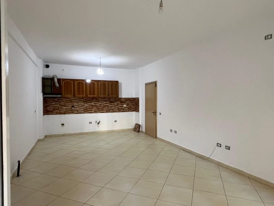 Tirane, jepet me qera apartament 3+1 Kati 2, 120 m² 600 € (Kopshti Zoologjik)