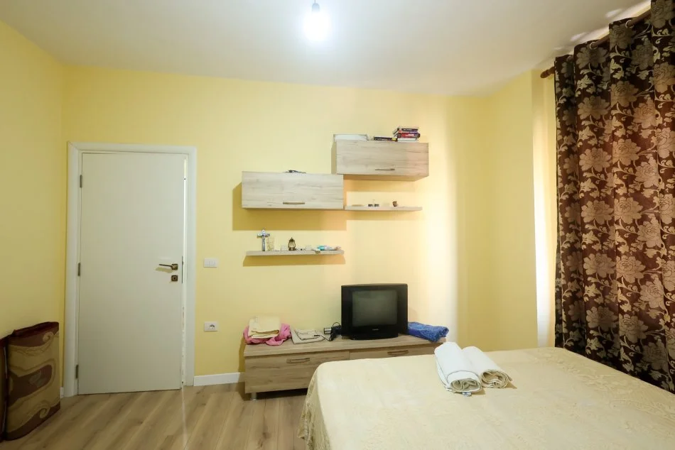 Tirane, jepet me qera apartament 1+1 Kati 4, 55 m² 300 € (Hotel Gaxherri ne Fresk)