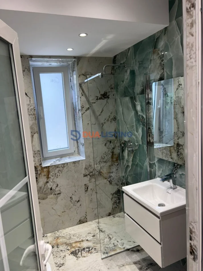 Tirane, jepet me qera ambjent biznesi , 90 m² 1.300 € (Rruga Barrikadave)