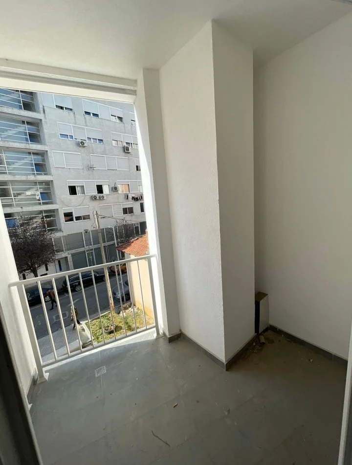 Shqiperi, shitet apartament 2+1 Kati 1, 94 m² 222.075 € (Rruga e Barrikadave)