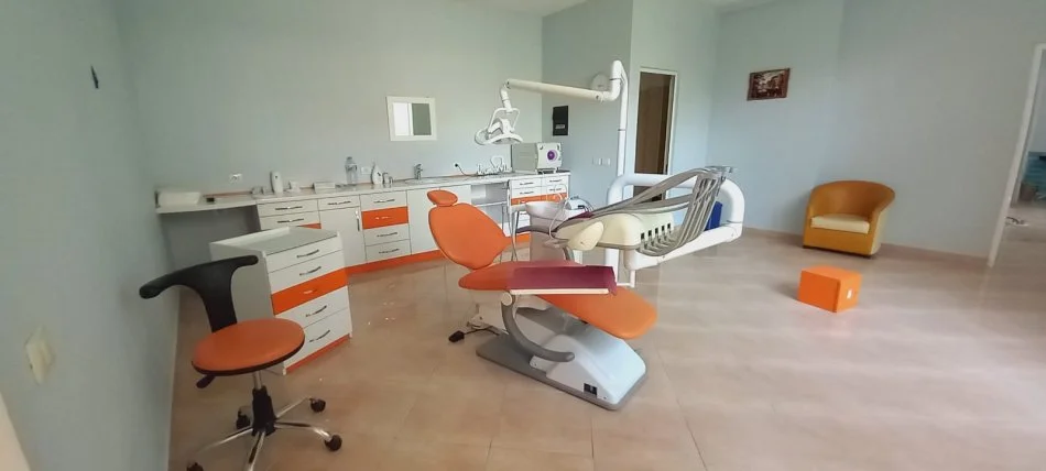 Tirane, shitet ambjent biznesi Kati 0, 82 m² 90.000 € (Shitet Klinike Dentare Fresku)