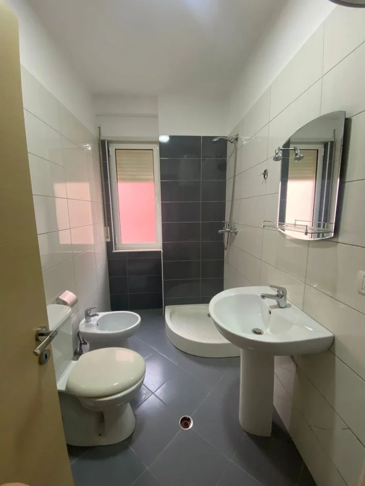 Durres, jepet me qera apartament 2+1+Ballkon Kati 4, 111 m² 400 € (Qera Apartament Sistemin 2+1+2 Ish Rajoni Lagja 6 Diambe)