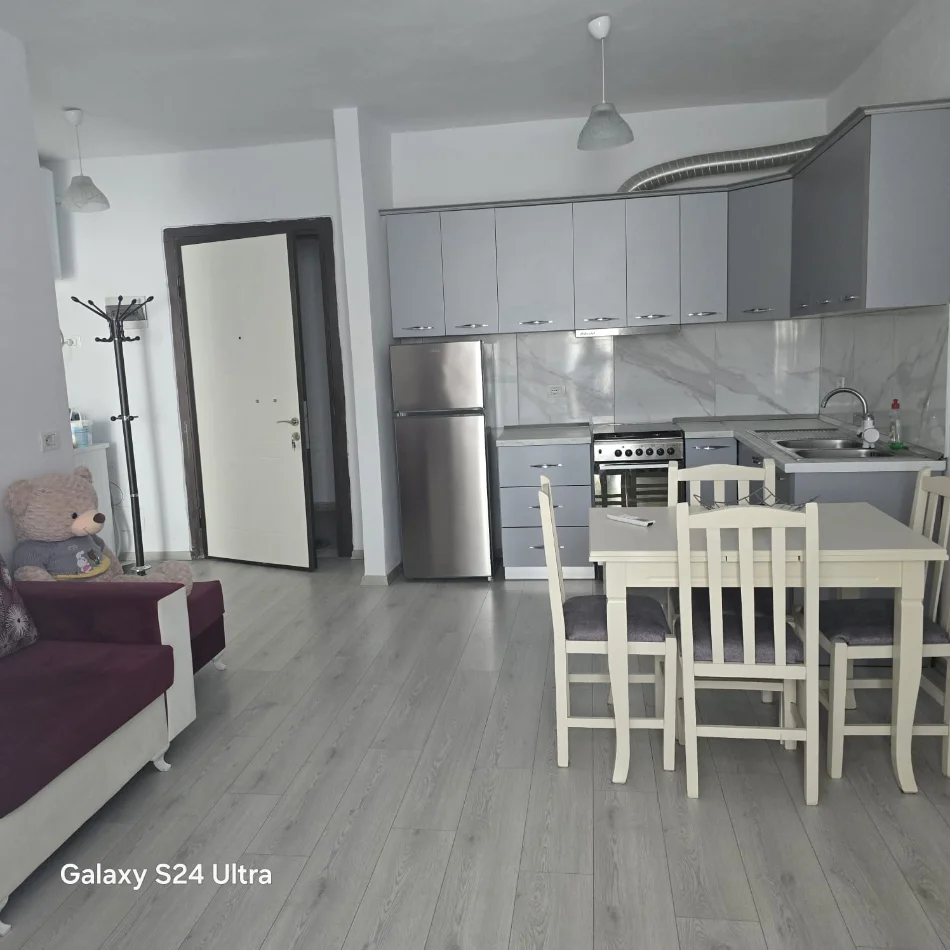 Tirane, jepet me qera apartament 1+1 Kati 2, 65 m² 40.000 Lek (Bar Sorriso ne Astir)