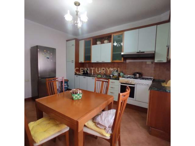 Tirane, jepet me qera apartament 1+1+A+BLK Kati 3, 80 m² 400 Euro (Komuna e Parisit)