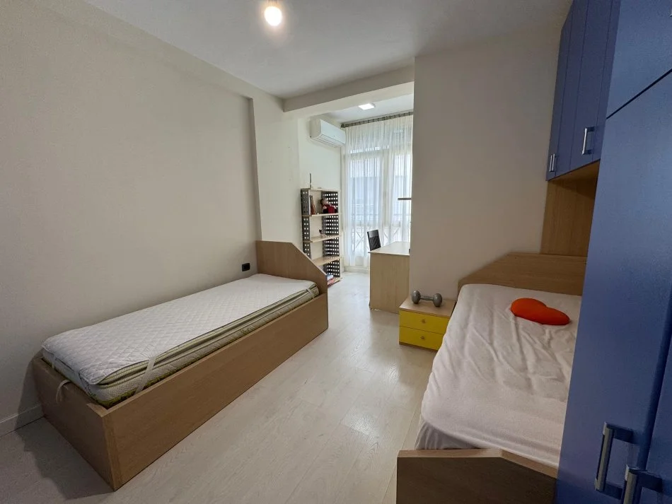 Tirane, jepet me qera apartament 2+1+Ballkon Kati 5, 99 m² 1.000 € (Neom118325)