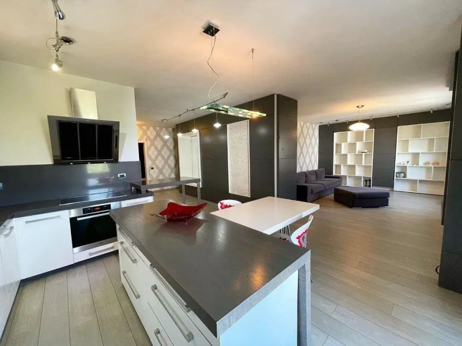 Tirane, jepet me qera apartament 2+1+Ballkon Kati 4, 120 m² 550 € (Materniteti i ri)