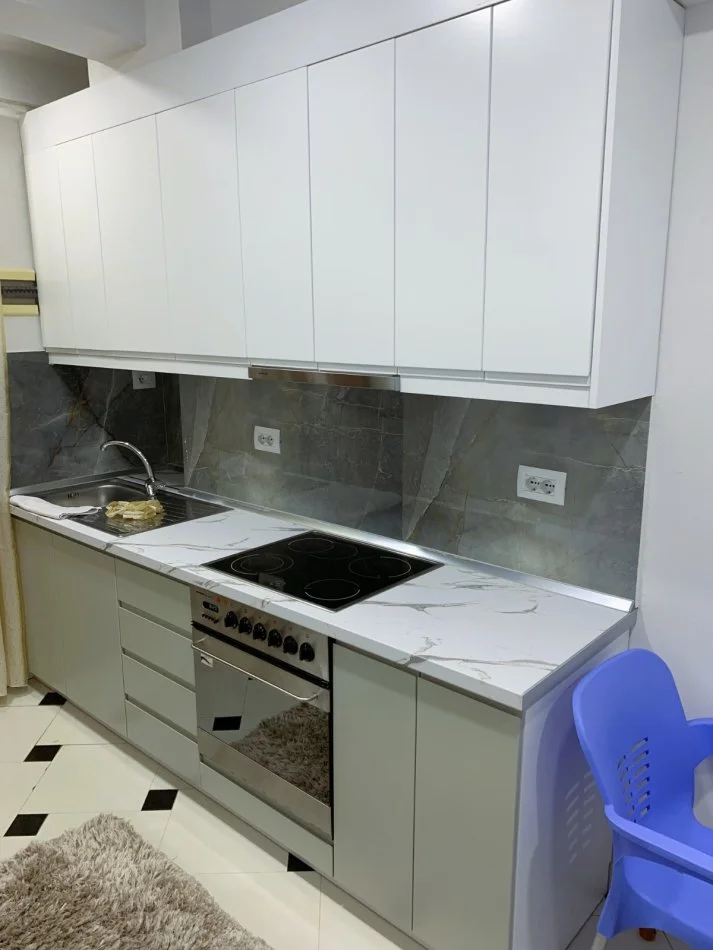 Tirane, jepet me qera apartament 1+1+Ballkon Kati 1, 60 m² 400 € (Rruga 5 maji)