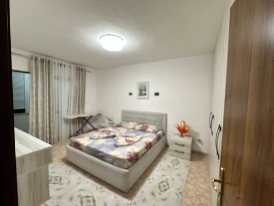 Tirane, jepet me qera apartament 2+1 , 100 m² 550 € (Rruga e kavajes)