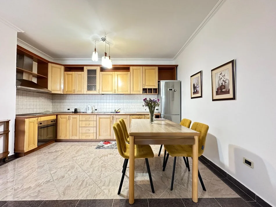 Tirane, jepet me qera apartament 1+1+Ballkon , 800 € (ne Bllok)