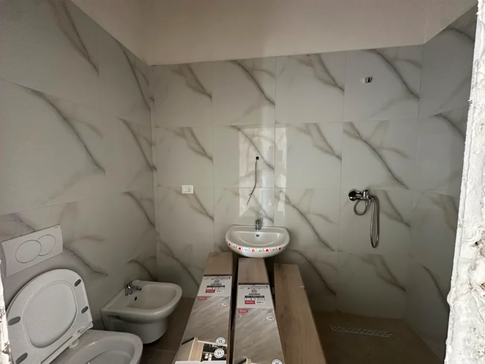 Tirane, shitet apartament 2+1+Ballkon Kati 9, 90 m² 170.000 € (Rruga Andrea Kushi)