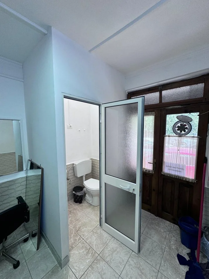 Tirane, jepet me qera ambjent biznesi Kati 1, 18 m² 300 € (Mine Peza)