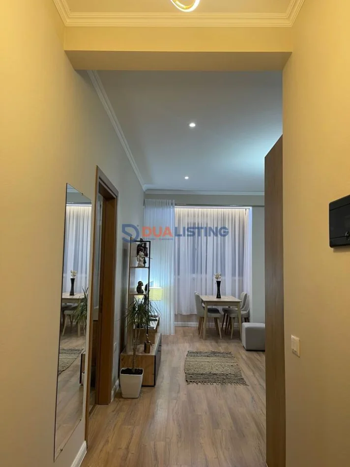 Tirane, jepet me qera apartament 1+1 , 650 € 