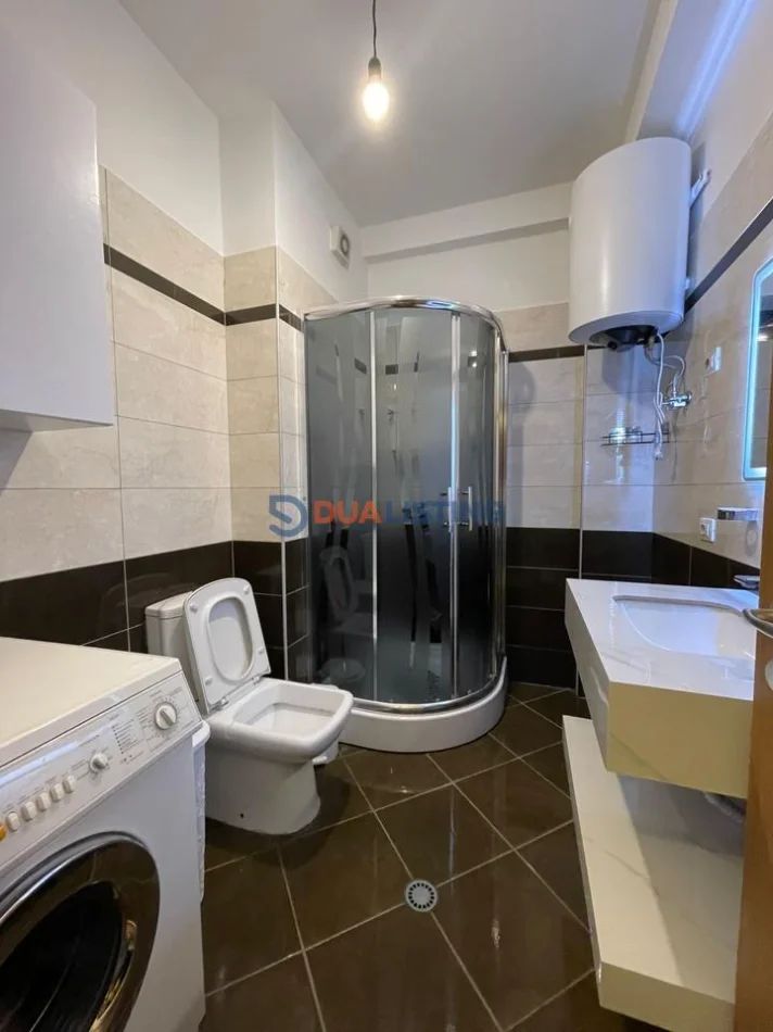 Tirane, jepet me qera apartament 1+1 , 650 € 