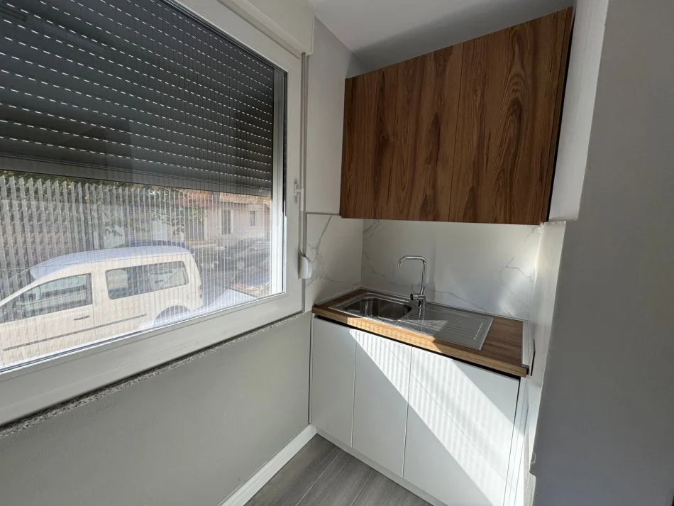 Tirane, jepet me qera zyre Kati 0, 60 m² 500 € (Pazari Ri)