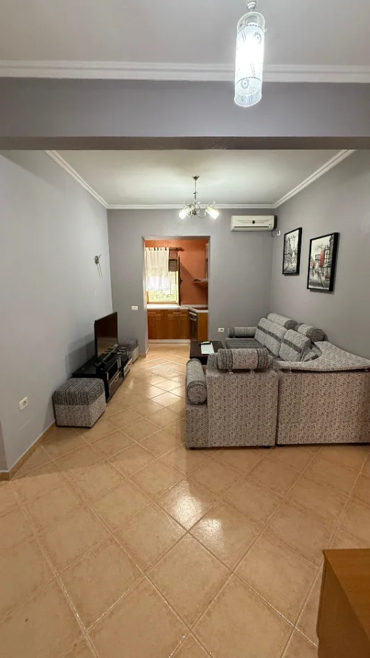 Tirane, jepet me qera apartament 1+1 Kati 1, 65 m² 550 € (Garda)