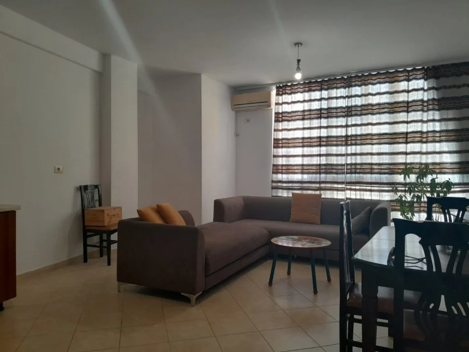 Tirane, jepet me qera apartament 2+1+Ballkon Kati 5, 100 m² 400 € (Rruga Esref Frasheri)