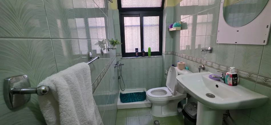 Tirane, jepet me qera apartament 2+1 Kati 1, 120 m² 650 € (Stadiumi Dinamo)