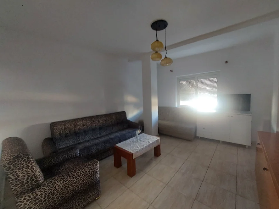 Tirane, jepet me qera apartament 3+1 Kati 4, 140 m² 550 € (Rruga Barrikadave)