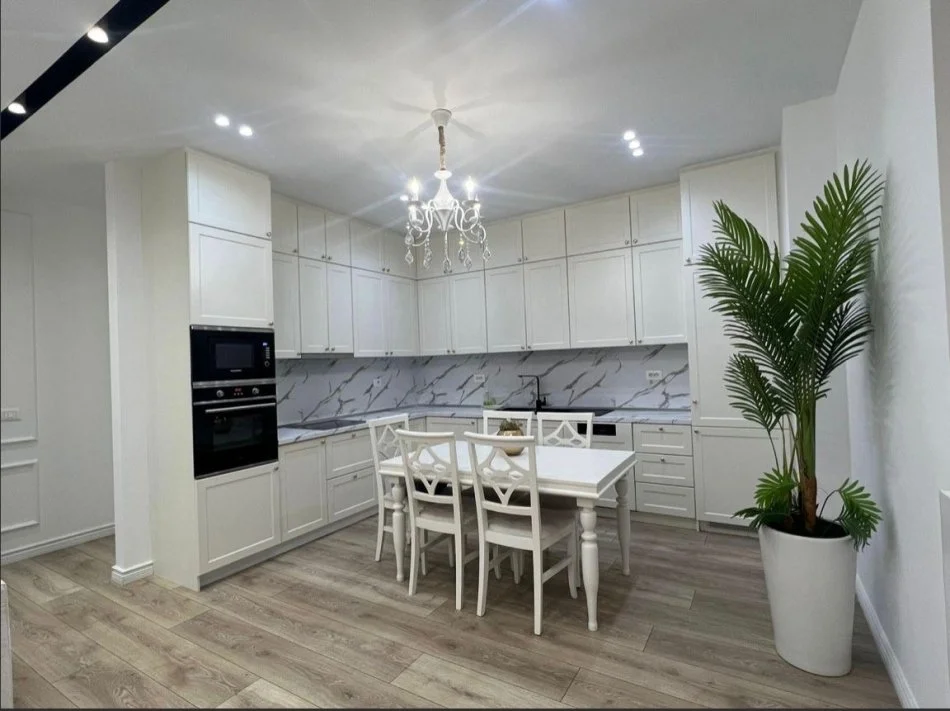 Tirane, jepet me qera apartament 2+1 Kati 8, 130 m² 2.000 € (Stadiumi Air Albania)