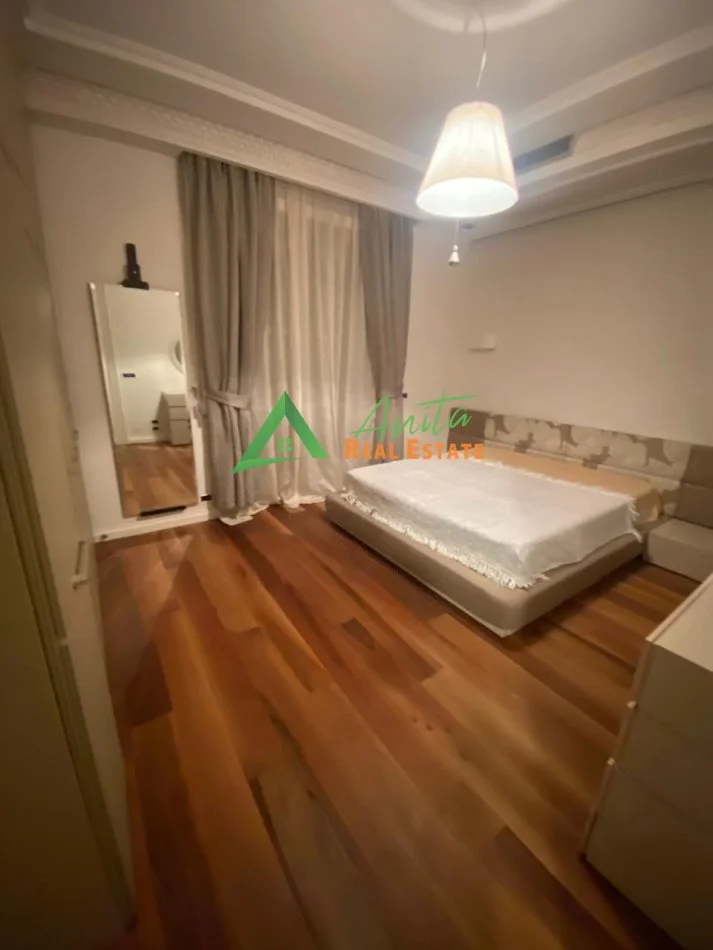 Tirane, jepet me qera apartament 1+1+Ballkon Kati 2, 75 m² 700 € (Afer Shkolles se Kuqe)