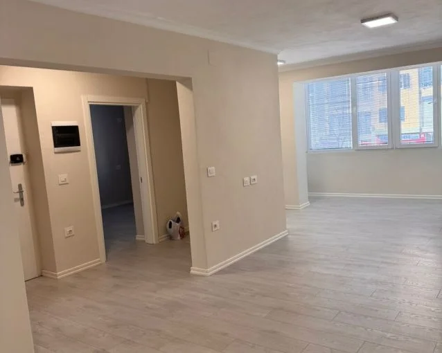 Tirane, jepet me qera ambjent biznesi Kati 1, 70 m² 800 € (rruga myslym shyri)