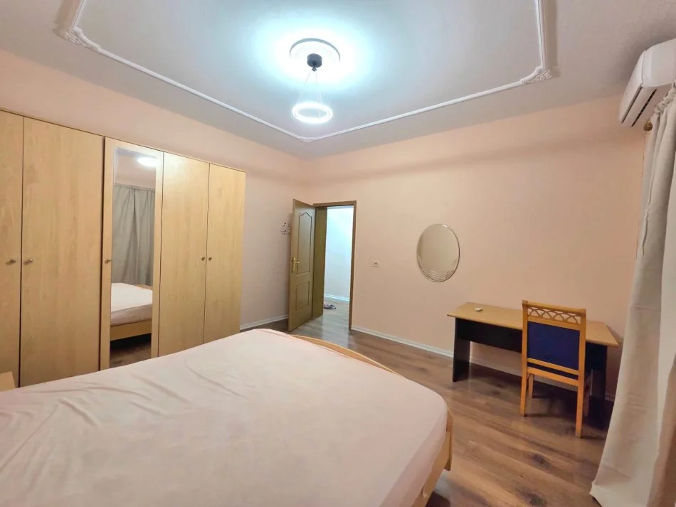 Tirane, jepet me qera apartament 3+1+Aneks+Ballkon Kati 2, 168 m² 800 € 