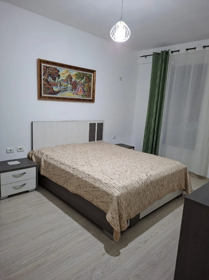 Tirane, jepet me qera apartament 2+1 Kati 4, 450 € (Bulevardi Migjeni, ngjitur me grand galery)