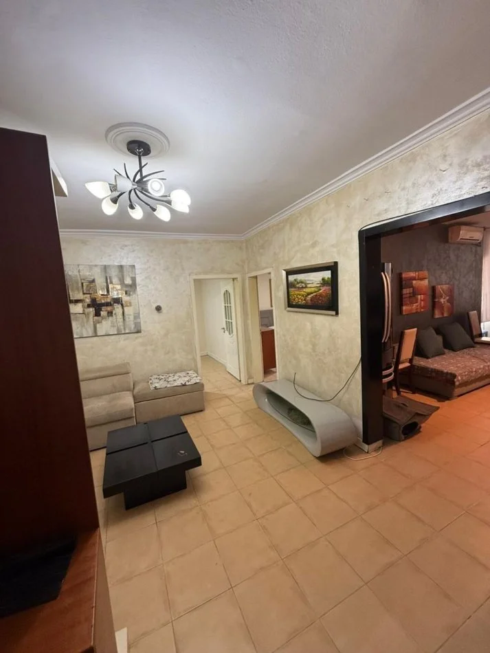 Tirane, jepet me qera apartament 2+1+Ballkon Kati 5, 100 m² 750 € (Kristal Center, Komuna e Parisit)