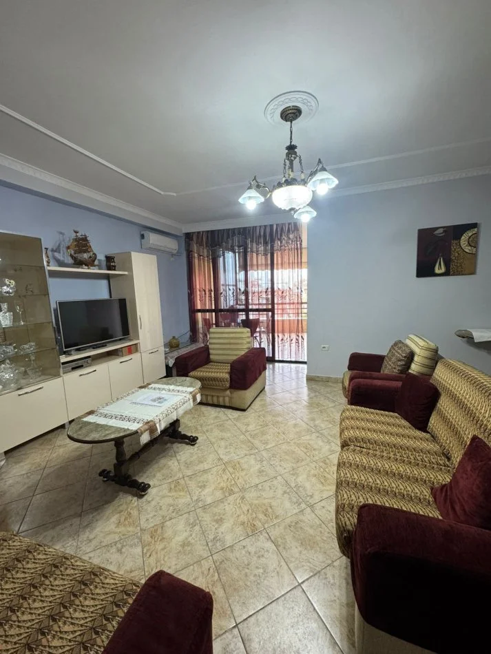 Tirane, jepet me qera apartament 2+1+Ballkon Kati 4, 130 m² 700 € 