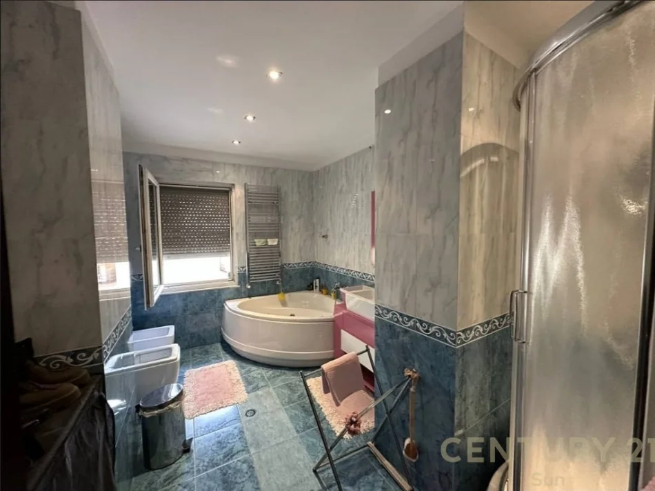 Tirane, shes apartament 3+1 Kati 13, 511 m² 590.000 € (Qender)