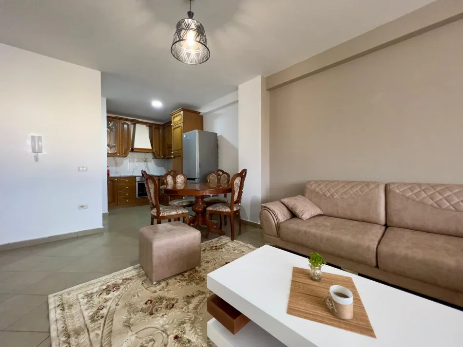 Tirane, jepet me qera apartament 1+1 Kati 3, 550 m² 550 € (RRUGA E KAVAJES)